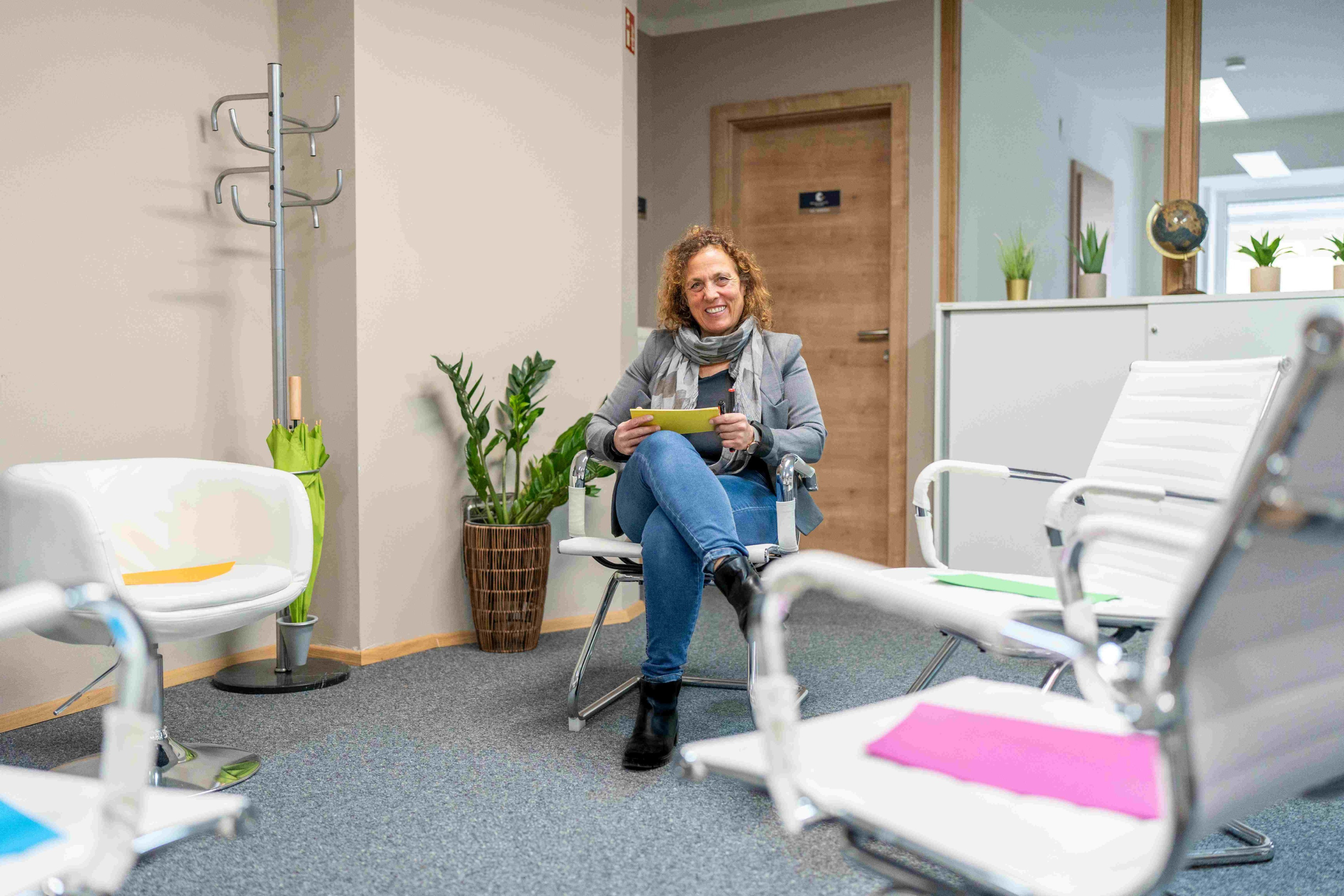 Birgit Seymann im Büro bei der Arbeit im Sesselkreis
